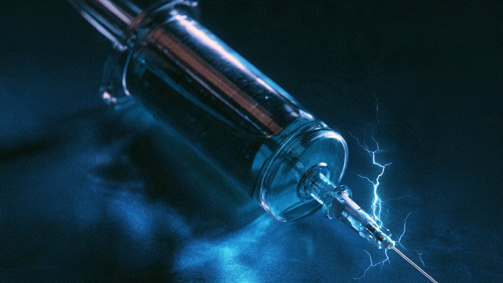 Gläserne Spritze mit blauer Flüssigkeit und elektrischen Funken auf dunklem Grund